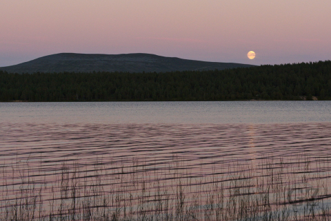 Ounasjärvi järvi, tunturi, ja kuu