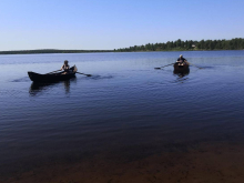 Veneet kaksi soutuvenettä sinisellä järvellä